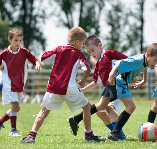 Enfants jouant au football